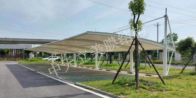 膜結構停車棚